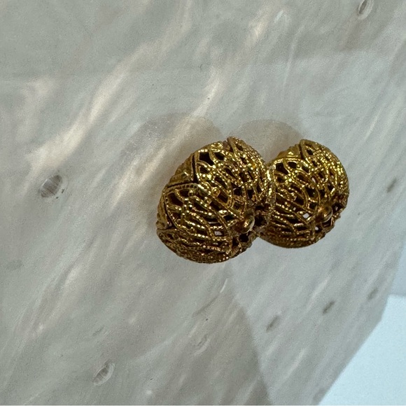 Monet gold tone puffy filigree button stud earrings signed - Picture 5 of 9